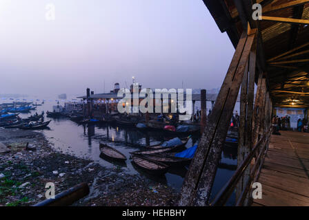 Dhaka: traghetto nel porto di mattina, Divisione di Dhaka, Bangladesh Foto Stock