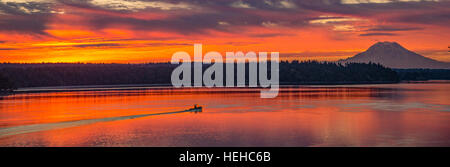 Barca da pesca a sunrise attraversando il Puget Sound con Mt. Rainier in background. Washington, Stati Uniti d'America Foto Stock