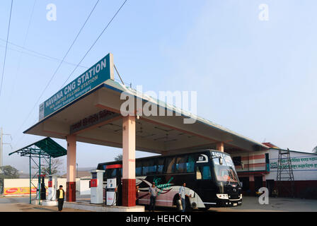 Dhaka: stazione di gas per gas naturale compresso (CNG), Divisione di Dhaka, Bangladesh Foto Stock