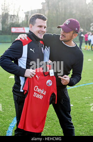 TV personality Peter Andre pone per fotografie con Crawley Town calciatore Dean Cox REGNO UNITO Foto Stock