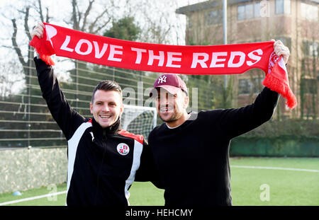 TV personality Peter Andre pone per fotografie con Crawley Town calciatore Dean Cox REGNO UNITO Foto Stock