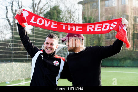 TV personality Peter Andre pone per fotografie con Crawley Town calciatore Dean Cox REGNO UNITO Foto Stock