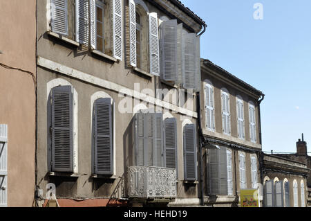 Tipico Francese di persiane alle finestre e un balcone in Auch, Francia. Foto Stock