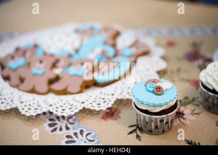 Bella blu cupcake e la piastra con orsetti cookies biscotti Foto Stock
