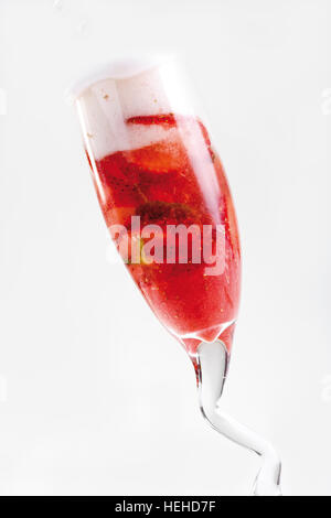 Bicchiere di champagne con fragole Foto Stock