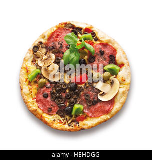 Pizza e rabboccato con salame, olive e funghi Foto Stock