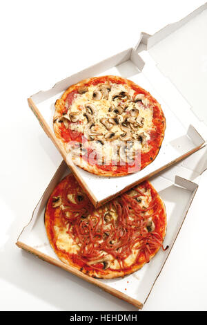 Il prosciutto e funghi pizze in un box di consegna Foto Stock