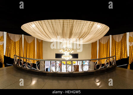 La lobby e all'interno del Teatro America nel centro di Avana, Cuba. Foto Stock