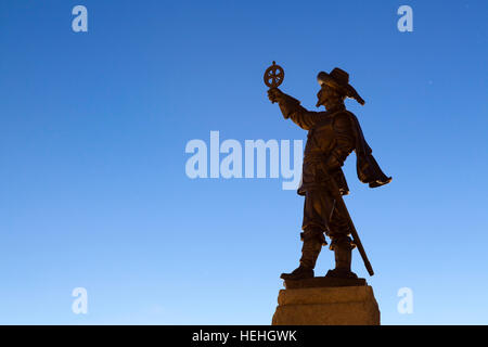 Una statua in onore di esploratore francese Samuel de Champlain. In una mano tiene il suo trovato l'astrolabio a Nepean punto, Ottawa, Ontario, Canada. Foto Stock