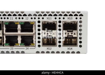 Dettaglio della fibra ottica switch gigabit ethernet con slot di modulo SFP e cavi UTP categoria 5 connettori RJ-45 Foto Stock