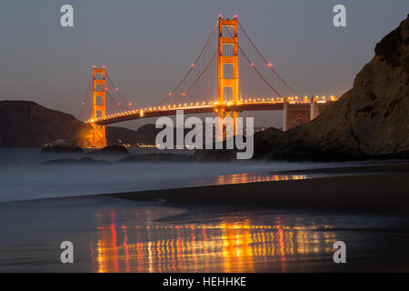 Il Golden Gate Bridge e Baker Beach riflessioni Foto Stock