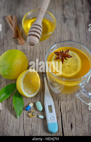 La medicina tradizionale e il concetto di influenza - a tazza di tè con limone e miele Foto Stock