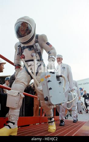 La NASA Gemini VII del volo spaziale astronauta missione Jim Lovell passeggiate all'ascensore alla Cape Canaveral Air Force Station Launch Pad 19 prima del lancio del veicolo spaziale Dicembre 4, 1965 a Cape Canaveral, in Florida. Foto Stock