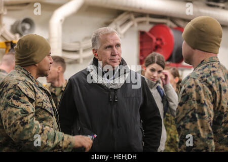 Stati Uniti Carolina del nord il senatore Thom Tillis parla con i soldati degli Stati Uniti a bordo della USN San Antonio-classe di trasporto anfibio dock nave USS Mesa Verde durante l'anfibio gruppo pronto/Marine Expeditionary Unit esercizio 16 dicembre 2016 nell'Oceano Atlantico. Foto Stock