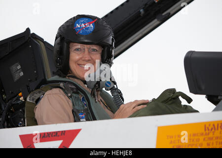 Un NASA pathfinder pilota di aeroplani si prepara a prendere il via dal Kennedy Space Center di Cape Canaveral Air Force Station Skid nastro per realizzare la fotografia e immagini video dell'orbitale ATK L-1011 Stargazer aeromobili che trasportano un Pegasus XL Rucola e ciclone di sistema globale di navigazione via satellite spaziale Dicembre 15, 2016 in Cape Canaveral, in Florida. Foto Stock