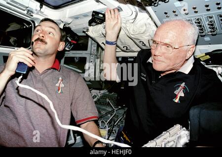 La NASA STS-95 missione gli astronauti Curtis Brown (sinistra) e John Glenn comunicare con Mission Control nel corso di una conferenza stampa sull'aft deck di volo della navetta spaziale Discovery Ottobre 31, 1998 in orbita intorno alla terra. Foto Stock