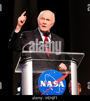 La NASA il mercurio astronauta John Glenn parla durante la sulle spalle dei giganti programma al Complesso Visitatori del Centro Spaziale Kennedy Rocket Garden Febbraio 17, 2012 in Titusville, Florida. L'evento celebra 50 anni di americani in orbita nello spazio che è iniziato con Glenns MA-6 missione nel 1962. Foto Stock