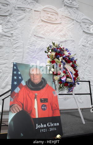 Gazzetta NASA ritratto di astronauta John Glenn siede sul display durante una ghirlanda-posa cerimonia in suo onore al Complesso Visitatori del Centro Spaziale Kennedy gli eroi e le leggende presentano Dicembre 9, 2016 in Titusville, Florida. Foto Stock