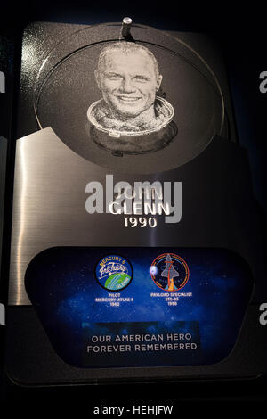 Una lapide che ricorda la NASA astronauta John Glenn e il suo lavoro sulla Mercury-Atlas 6 e STS-95 missioni è eretto durante una ghirlanda-posa cerimonia in onore del compianto Glenn al Complesso Visitatori del Centro Spaziale Kennedy gli eroi e le leggende presentano Dicembre 9, 2016 in Titusville, Florida. Foto Stock