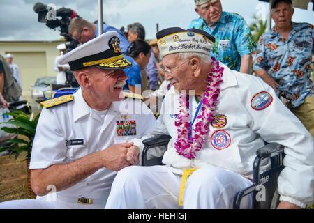 Stati Uniti Flotta del Pacifico comandante Scott Swift grazie II Guerra Mondiale Pearl Harbor superstite veterano Peter Nichols per il suo servizio a seguito della USS Oklahoma memoriale di servizio durante il settantacinquesimo anniversario eventi di commemorazione degli attentati di Pearl harbor in corrispondenza del giunto di base Harbor-Hickam perla 7 dicembre 2016 nel porto di perla, Hawaii. Foto Stock