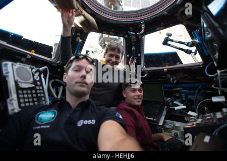 La NASA Expedition 50 membri di equipaggio astronauti Shane Kimbrough e Peggy Whitson della NASA e astronauta francese Thomas Pesquet dell'Agenzia spaziale europea subiscono robotics formazione dentro la stazione spaziale internazionale Cupola Dicembre 6, 2016 in orbita intorno alla terra. Foto Stock