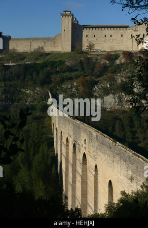 Ponte delle Torri (Ponte delle Torri), un acquedotto medievale che abbracciano la profonda valle a sud-est di Spoleto Foto Stock