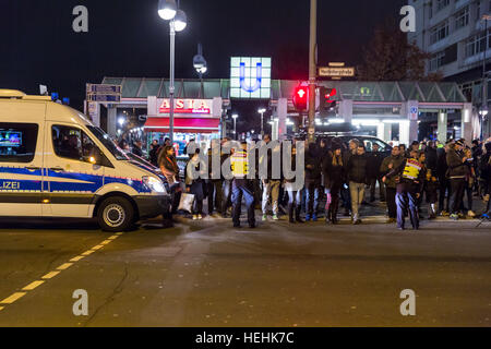 Berlino, Germania, operazione di polizia presso il mercatino di Natale sulla Breitscheidplatz Foto Stock