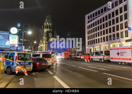 Berlino, Germania, operazione di polizia sul mercato di Natale a Breitscheidplatz Foto Stock