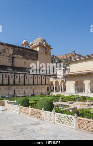 Vista del cortile interno di Amer o Forte Amber, Amer, vicino Jaipur, Rajasthan, India Foto Stock