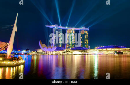Il Marina Bay sands di notte, Singapore Foto Stock