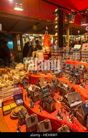 Pressione di stallo nell'annuale Mercato di Natale (Francoforte o stile tedesco) in Birmingham City Centre Regno Unito Foto Stock