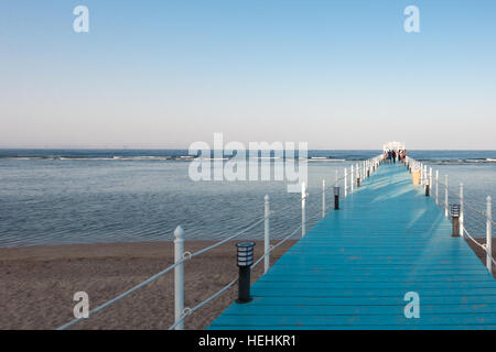 RIXOS Sharm el Sheik, in Egitto - Agosto 25, 2015: Pier nel mare blu con i turisti Foto Stock