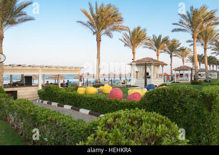 RIXOS Sharm el Sheik, in Egitto - Agosto 25, 2015: Hotel zona balneare con spiaggia bar nel sole del pomeriggio Foto Stock