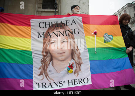 Dimostrazione per Chelsea Manning a Londra, Inghilterra, Regno Unito. Chelsea Manning (nato Bradley Edward Manning) è un esercito degli Stati Uniti soldato che è stato condannato dalla Corte marziale nel luglio 2013 di violazioni della legge di spionaggio e altri reati, dopo la divulgazione di WikiLeaks quasi tre quarti di un milione di classificate o non classificati sensibili ma militari e documenti diplomatici. Manning è stato condannato in agosto 2013 a 35 anni di reclusione, con la possibilità di parole nell'ottavo anno e ad essere dishonorably scaricato dall'esercito. Manning è un trans donna che, in una dichiarazione Foto Stock