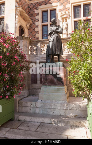 Una statua di Giovanna d Arco in motivi di Hotel Groslot in Orleans, Francia. L'edificio è l'ex municipio. Foto Stock