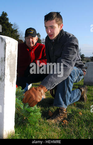 Josh Danis, un undicesimo classificatore da Portland, Maine, e suo nonno, Ralph Danis, di Arundel, Maine, deporre una corona alla base di un veterano di lapide in Al Cimitero Nazionale di Arlington, Dic 13, 2008. Il sambuco Danis era un Coreano veterano di guerra con il 3° Reggimento di Fanteria, la Vecchia Guardia. Alcuni 10.000 corone sono state previste nella sezione 12 del cimitero come parte di "ghirlande in tutta l'America", un evento annuale ora nel suo diciassettesimo anno. Flickr - STATI UNITI Esercito - www.Army.mil (164) Foto Stock