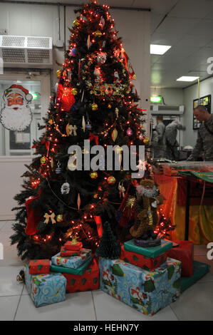 Questo albero di Natale è posto all'ingresso a simboleggiare lo spirito del Natale per gli Stati Uniti I soldati dell esercito della terza Brigata Team di combattimento, ottantaduesima Airborne Division, presso la sala per la struttura presso il funzionamento in avanti la fedeltà di base, Beladiyat, Bagdad orientale,l'Iraq, 25 dicembre. Le decorazioni sono state poste tutte intorno alla struttura da pranzo presso la fedeltà FOB per aiutare a infondere lo spirito del Natale. Natale a funzionamento in avanti la fedeltà di Base 140174 Foto Stock