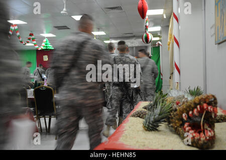 Una decorazione di un alligatore è posto prima che la linea di alimenti per gli Stati Uniti I soldati dell esercito della terza Brigata Team di combattimento, ottantaduesima Airborne Division, presso la sala per la struttura presso il funzionamento in avanti la fedeltà di base, Beladiyat orientale, Baghdad, Iraq, 25 dicembre, 2008. Le decorazioni sono state poste tutte intorno alla struttura da pranzo presso la fedeltà FOB per aiutare a infondere lo spirito del Natale. Natale a funzionamento in avanti la fedeltà di Base 140189 Foto Stock