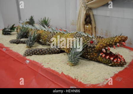 Una decorazione di un alligatore è posto prima che la linea di alimenti per gli Stati Uniti I soldati dell esercito della terza Brigata Team di combattimento, ottantaduesima Airborne Division, presso la sala per la struttura presso il funzionamento in avanti la fedeltà di base, Beladiyat orientale, Baghdad, Iraq, 25 dicembre, 2008. Le decorazioni sono state poste tutte intorno alla struttura da pranzo presso la fedeltà FOB per aiutare a infondere lo spirito del Natale. Natale a funzionamento in avanti la fedeltà di Base 140177 Foto Stock