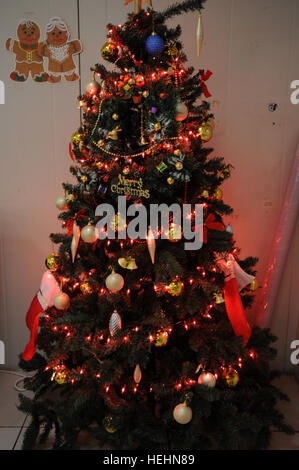 Questo albero di Natale è posto all'ingresso a simboleggiare lo spirito del Natale per gli Stati Uniti I soldati dell esercito della terza Brigata Team di combattimento, ottantaduesima Airborne Division, presso la sala per la struttura presso il funzionamento in avanti la fedeltà di base, Beladiyat, Bagdad orientale,l'Iraq, 25 dicembre, 2008. Le decorazioni sono state poste tutte intorno alla struttura da pranzo presso la fedeltà FOB per aiutare a infondere lo spirito del Natale. Natale a funzionamento in avanti la fedeltà di Base 140180 Foto Stock