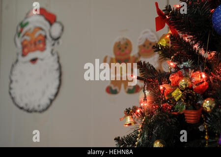 Questo albero di Natale è posto all'ingresso a simboleggiare lo spirito del Natale per gli Stati Uniti I soldati dell esercito della terza Brigata Team di combattimento, ottantaduesima Airborne Division, presso la sala per la struttura presso il funzionamento in avanti la fedeltà di base, Beladiyat, Bagdad orientale,l'Iraq, 25 dicembre, 2008. Le decorazioni sono state poste tutte intorno alla struttura da pranzo presso la fedeltà FOB per aiutare a infondere lo spirito del Natale. Natale a funzionamento in avanti la fedeltà di Base 140200 Foto Stock