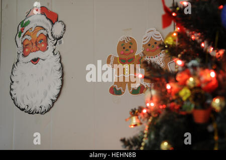 Questo albero di Natale è posto all'ingresso a simboleggiare lo spirito del Natale per gli Stati Uniti I soldati dell esercito della terza Brigata Team di combattimento, ottantaduesima Airborne Division, presso la sala per la struttura presso il funzionamento in avanti la fedeltà di base, Beladiyat, Bagdad orientale,l'Iraq, 25 dicembre, 2008. Le decorazioni sono state poste tutte intorno alla struttura da pranzo presso la fedeltà FOB per aiutare a infondere lo spirito del Natale. Natale a funzionamento in avanti la fedeltà di Base 140176 Foto Stock