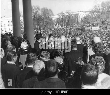 Inaugurazione del Presidente John Fitzgerald Kennedy, trentacinquesimo presidente degli Stati Uniti. Chief Justice Earl Warren amministra il Giuramento del Presidente John F. Kennedy durante cerimonie presso il Campidoglio, 20 gennaio 1961. United States Army Signal Corps fotografia di John F. Kennedy Presidential Library and Museum di Boston. PX 65-108-SC578831 Inaugurazione del Presidente Kennedy - Giuramento di Office Foto Stock