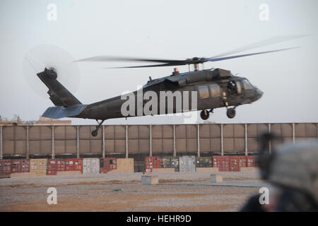 Un UH-60 Blackhawk elicottero atterra con gli Stati Uniti. I soldati del plotone 2A, B Troop, 5° Stormo, 73rd reggimento di cavalleria, 3° Brigata Team di combattimento, ottantaduesima Airborne Division, durante l antenna della Forza di risposta della formazione, in avanzamento base operativa della lealtà, Beladiyat orientale, Baghdad, Iraq, nel febbraio 25. Air Assault formazione a funzionamento in avanti la fedeltà di Base 154003 Foto Stock