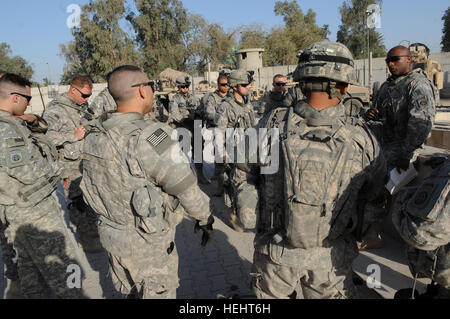 Stati Uniti Army Sgt. 1. Classe Sherwood McClinton (destra) in grado di batteria, 1° Battaglione, 319Airborne campo reggimento di artiglieria, 3° Brigata Team di combattimento, ottantaduesima Airborne Division, conduce un convoglio briefing prima di lasciare la sicurezza comune Station Babele, Eastern Baghdad, Iraq, il 20 marzo. Pattuglia in Karada 160736 Foto Stock