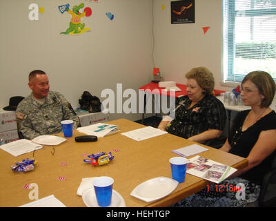 US Army 51071 Lt. Col. Gerald Boston, comandante del secondo battaglione, 7° reggimento di cavalleria, quarta brigata Team di combattimento, 1° Divisione di cavalleria si incontra con Villaggio Venable principal Cynthia Potvin per discutere anche di prossima uscita Foto Stock