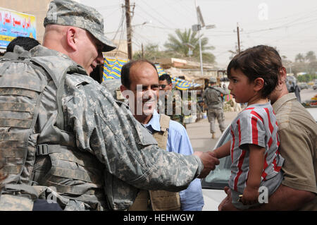 Gen. Ray odierno, comandante generale Force-Iraq multinazionali, scuote la mano di un ragazzo del luogo durante una passeggiata attraverso Adhamiyah Mercato del Pesce apr. 22. La passeggiata era parte di una visita al primo vigili del Team di combattimento, 1° Divisione di cavalleria, giunto alla stazione di sicurezza War Eagle. (Foto di US Army Spc. Kimberly Millett, MNF-I Affari pubblici) Force-Iraq multinazionali Comandante generale visite 167068 Adhamiyah Foto Stock