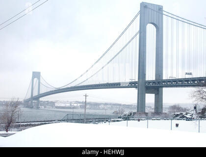 Il Verrazzano-Narrows Bridge è un ponte sospeso che collega Staten Island e Brooklyn a New York, supportando il traffico veicolare e il trasporto regionale. Foto Stock