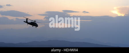 Un 101st combattere la Brigata Aerea, Task Force Eagle Assault UH-60 Blackhawk elicottero decolla per i cieli da inoltrare una base operativa di Wolverine, Shinkai, Afghanistan, 6 maggio. 101St combattere la Brigata Aerea 279226 attività Foto Stock