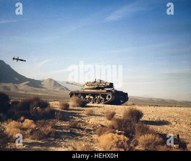 Un M712 Copperhead cannon-lanciato laser-proietto guidato si avvicina al bersaglio, un M47 mezzo serbatoio. M712 Copperhead si avvicina il bersaglio Foto Stock